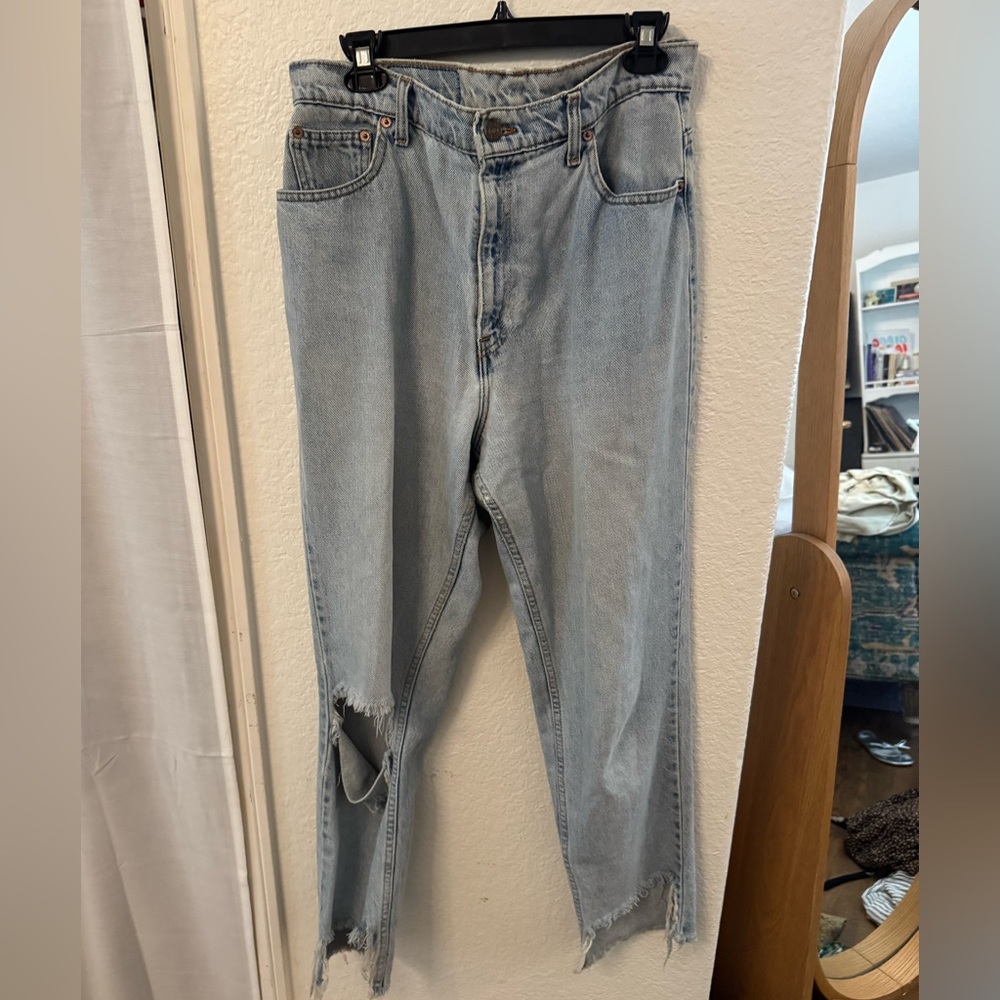 Vintage distressed Levi’s Light Blue fits like a 28/29 high waisted